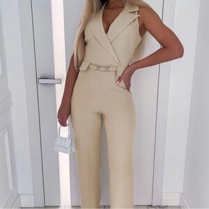💜NWOT💜 SLEEVELESS HIGH WAIST CREAM JUMPSUIT W/FAUX GOLD BELT UNBRANDED Sz M 8-10